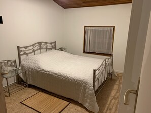 2 habitaciones, tabla de planchar con plancha y cuna de viaje