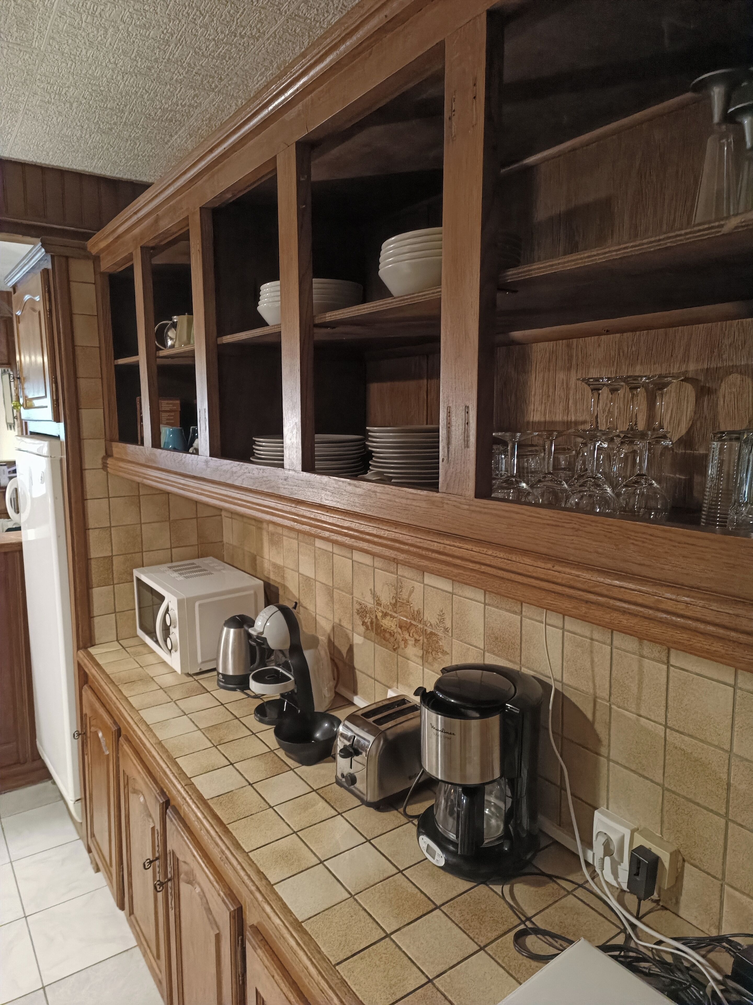 Køleskab, mikrobølgeovn, ovn, kogeplade