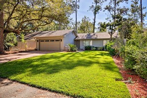 Exterior - 2 Mi to Beach! Sea Pines Resort Home w/ Large Yard (Hilton Head Island)