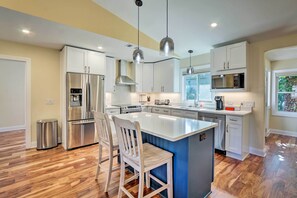 Fridge, microwave, stovetop, dishwasher - 2 Mi to Beach! Sea Pines Resort Home w/ Large Yard (Hilton Head Island)