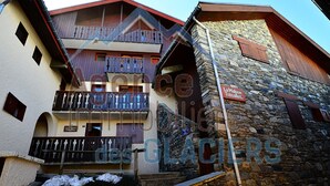 Un immeuble à plusieurs étages, doté de balcons, de murs en pierre et d’une enseigne indiquant « La Maison Tresalet ».