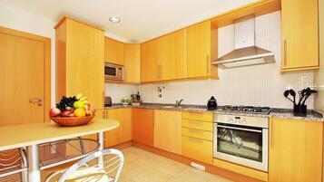 Lemari es, microwave, oven, dan kompor