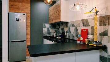 Kühlschrank, Herdplatte, Kochgeschirr/Geschirr/Besteck, Gewürze