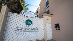 A gated entrance with a sign for 'SANTAMARIA HOTEL QUICHE' and 'TEPEYAC'. - Hotel de Santa Maria (Santa Cruz del Quiché)