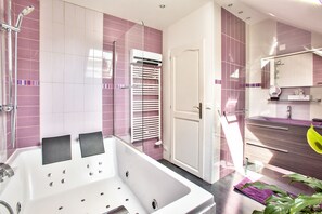 Bathtub, jetted tub, eco-friendly toiletries, hair dryer