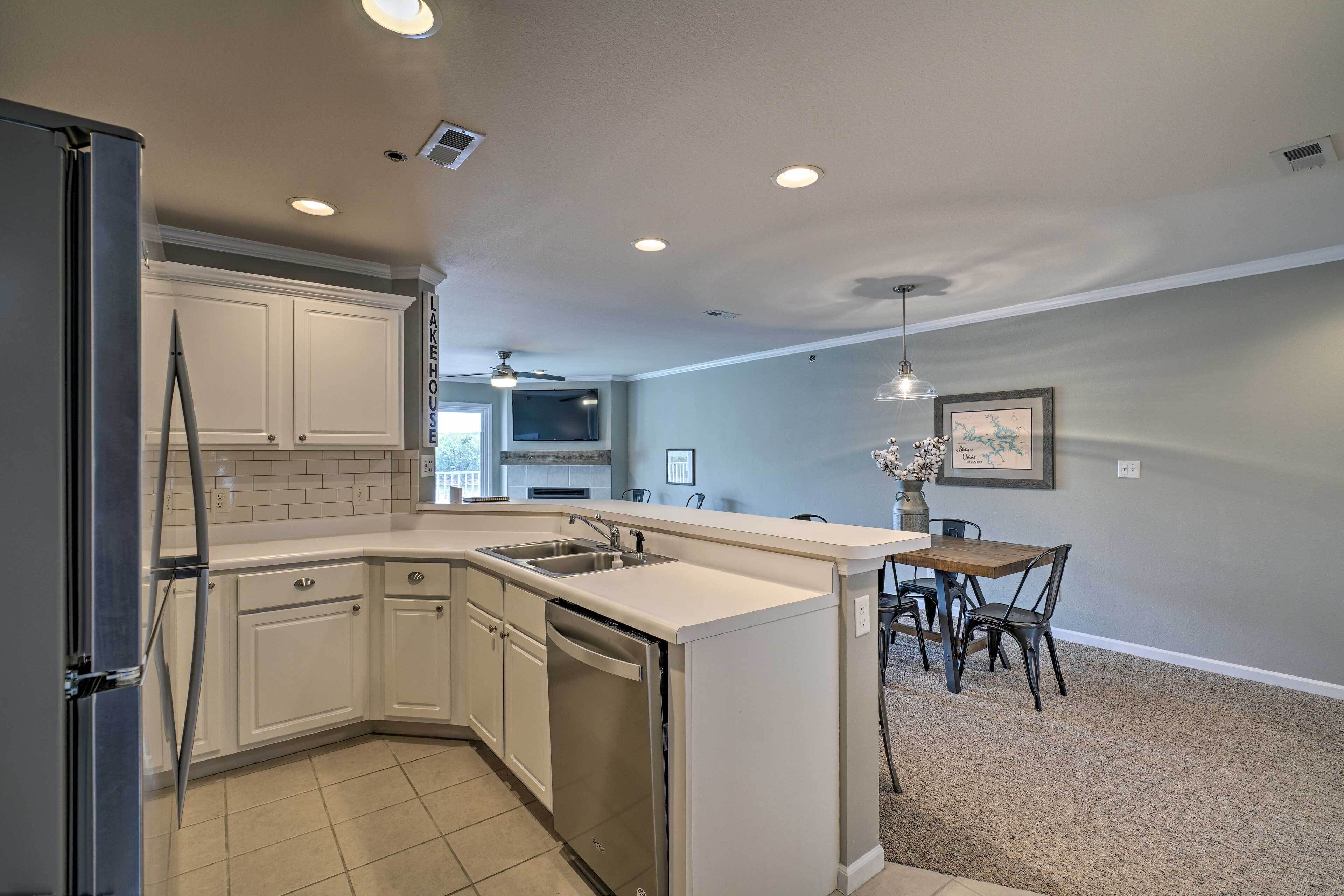 Chic Lakefront Condo w/ State Park Views, Elevator