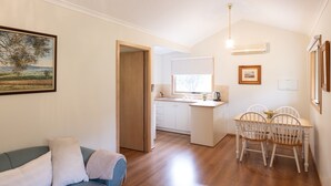 小屋 | 起居區 | 28-吋平面電視、數位頻道、電視