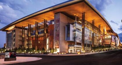 Downtown Riverfront Condo • 1 Mile to Broadway • Pool • Free Covered Parking