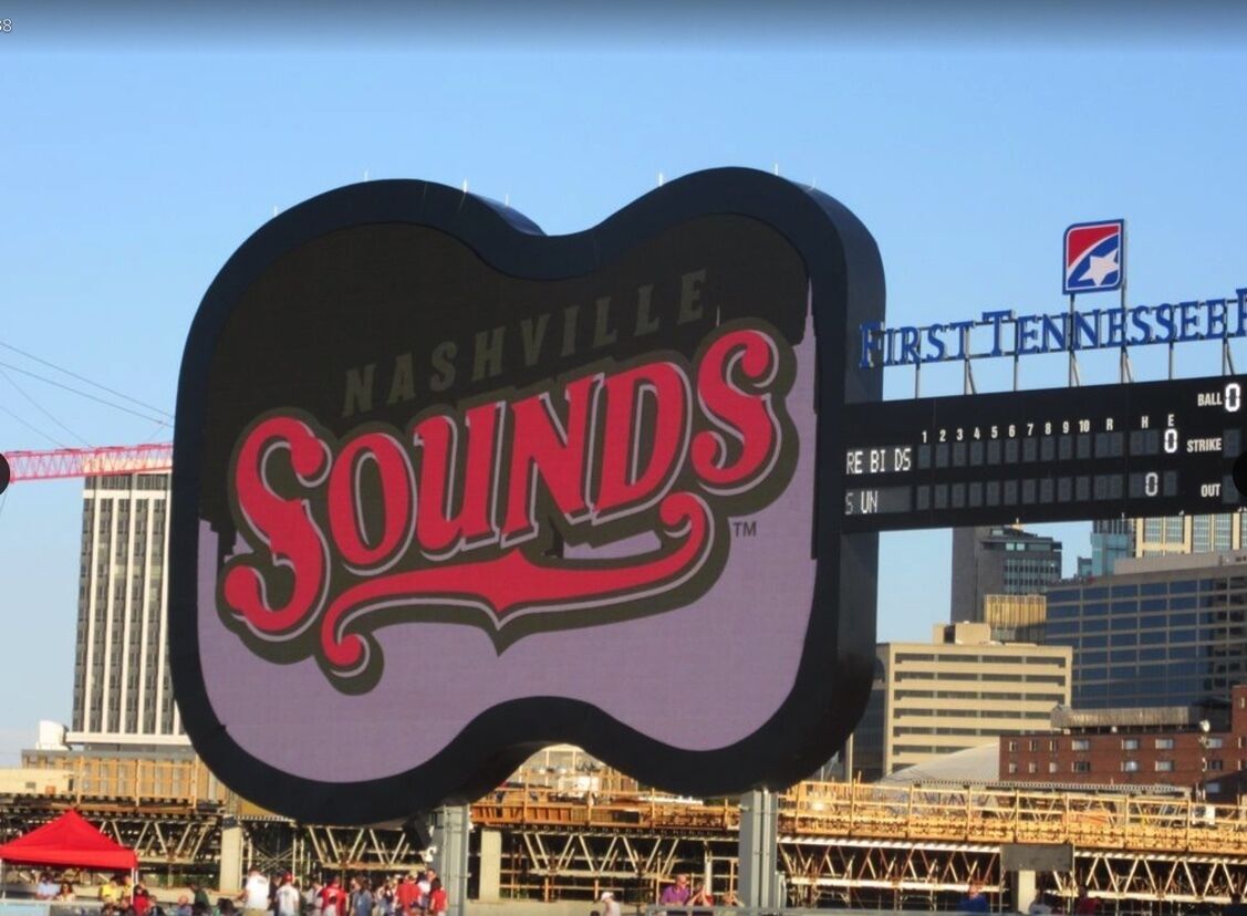 Une grande enseigne sur laquelle on peut lire « Nashville Sounds ».