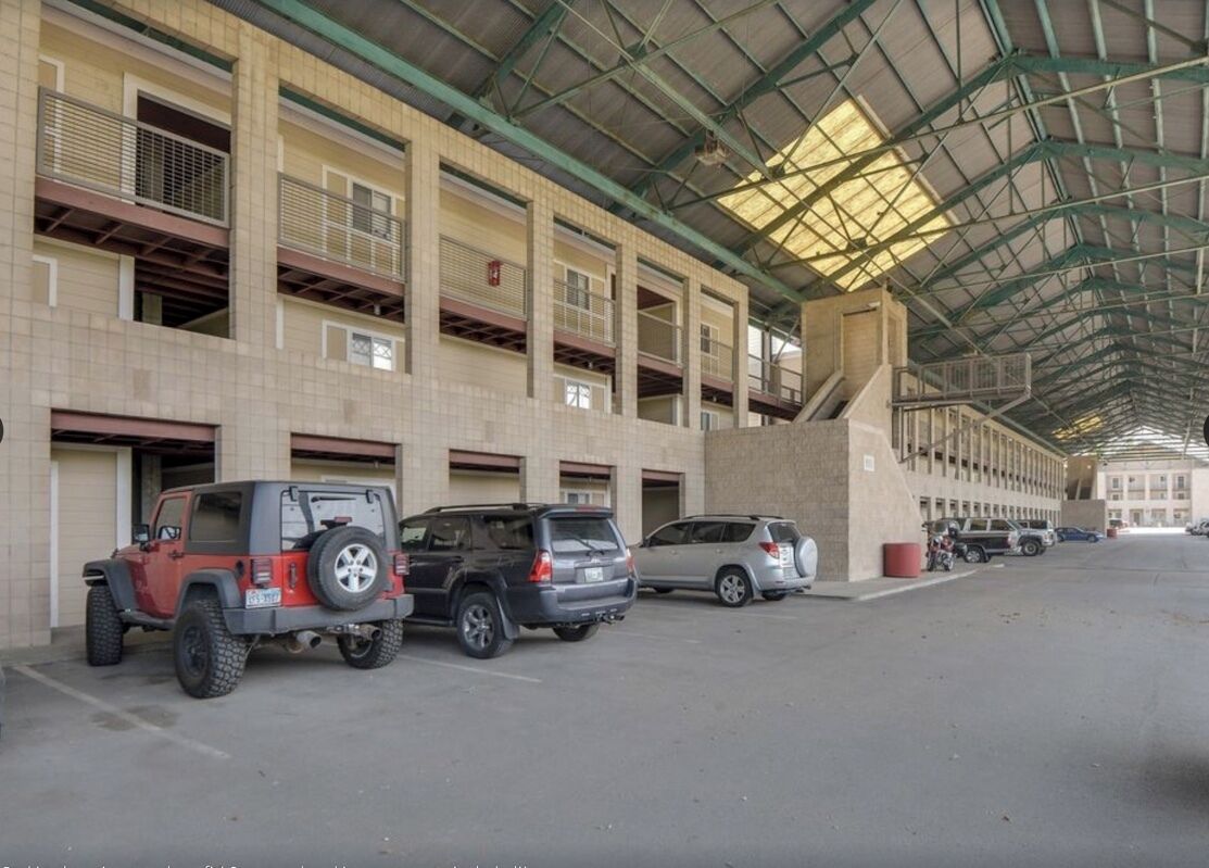 Eine Parkgarage mit mehreren Ebenen und einem überdachten Gang.