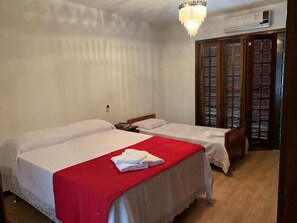 8 quartos, ferros/tábuas de passar roupa, Wi-Fi, roupa de cama