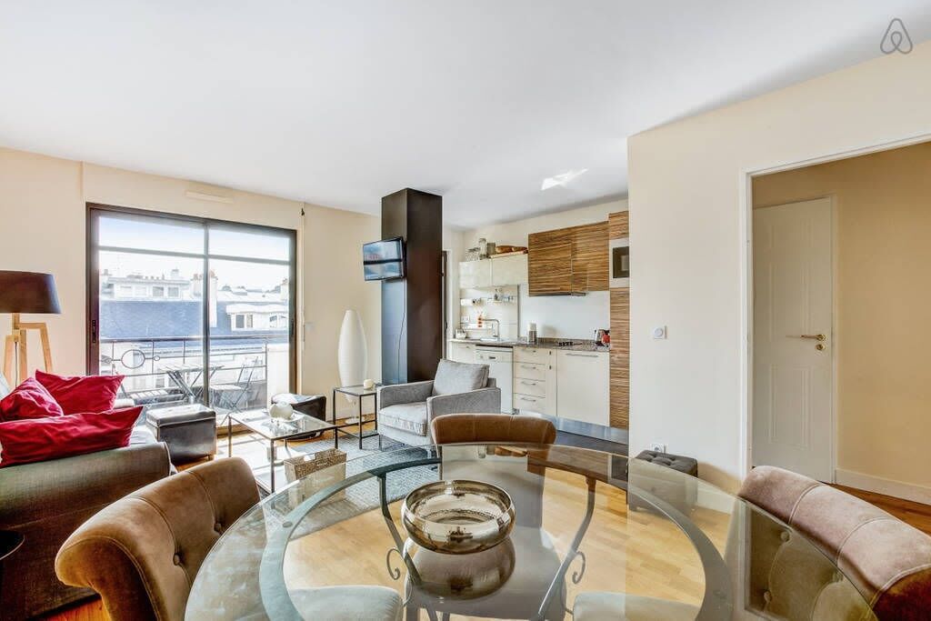 Apartment : balcony & view on Eiffel Tower