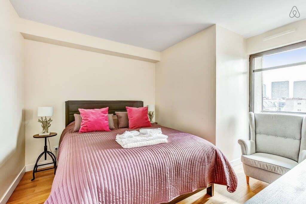 Apartment : balcony & view on Eiffel Tower