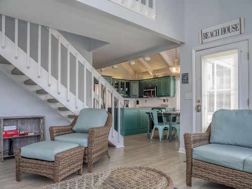 3BR/2BA Sealoft! Close to Beach! Pet Friendly! Neighborhood Pool! Amenity access included