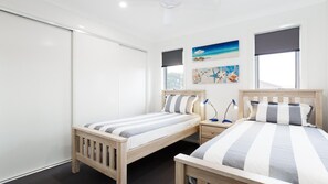 4 bedrooms, iron/ironing board, free WiFi - Birubi Breezes, 2/7 Fitzroy St - Large Duplex with Air Con, WIFI & 5 minute walk to the beach (Anna Bay)