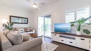 Smart TV, stereo - Shoalz, 28 Rigney Street - Renovated Cottage & Boat Parking (Shoal Bay)