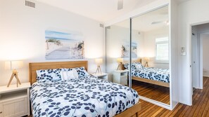 3 bedrooms, iron/ironing board, free WiFi - Shoalz, 28 Rigney Street - Renovated Cottage & Boat Parking (Shoal Bay)