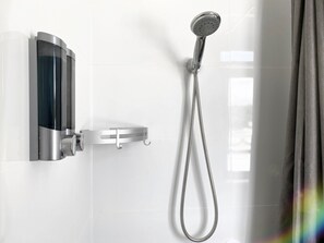 Shower, rainfall showerhead, free toiletries, hair dryer - Commercial Hay Hotel (Hay)