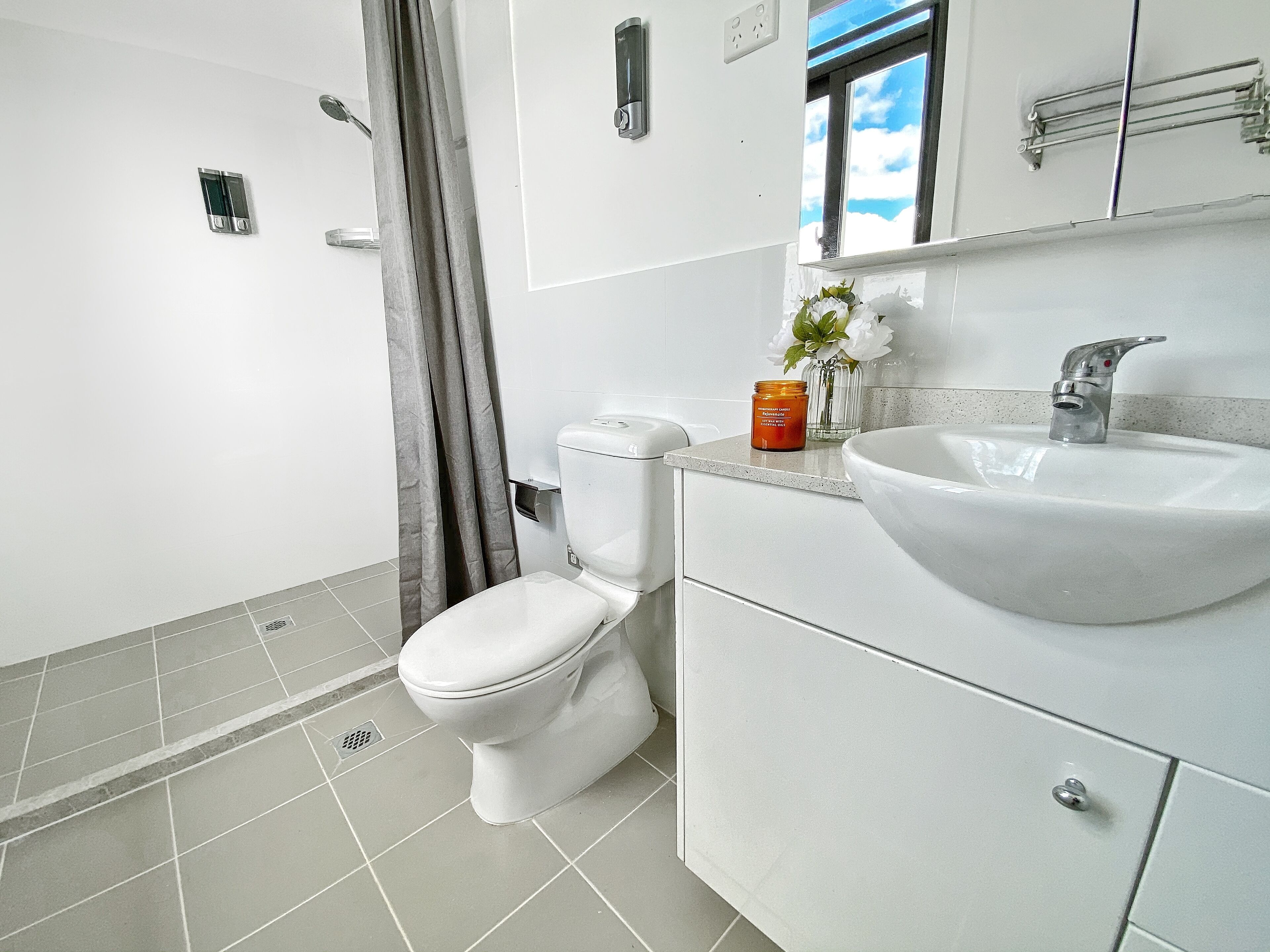 shower, rainfall showerhead, free toiletries, hair dryer