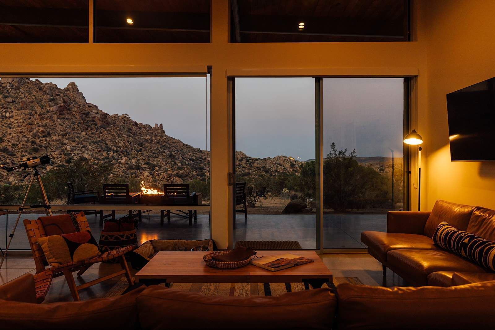 Una televisión, una oficina