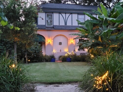 The Cottage at DuPont. Elegantly Spacious with a Private Charleston Garden
