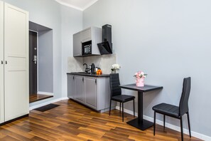 Deluxe Studio Suite | Private kitchen | Fridge, microwave, oven, stovetop