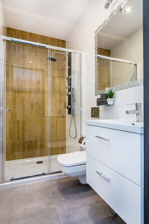 Shower, hydromassage showerhead, free toiletries, hair dryer - Tribeca City Center Apartments (Kraków)