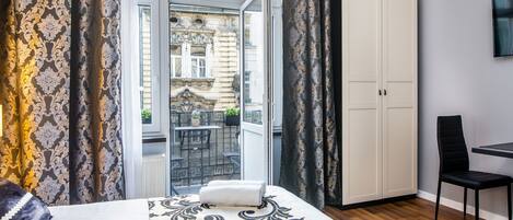 Exclusive Studio Suite, Balcony | Hypo-allergenic bedding, laptop workspace, blackout drapes