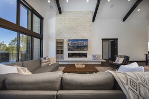 Smart-TV, Kamin, Tischfußball, Tischtennisplatte