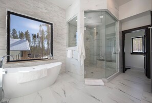 Badewanne, Haartrockner, Handtücher, Seife