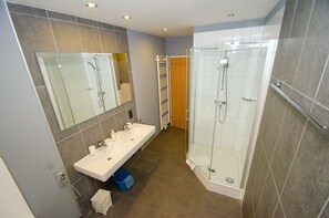 Bathtub, hair dryer, towels - Post Residence Apartments 10B incl SUMMER CARD (Zell am See)