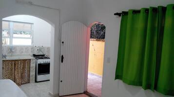 Kühlschrank, Herdplatte, Wasserkocher mit Kaffee-/Teezubehör, Mixer