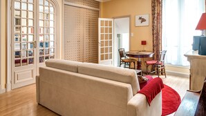 Living area - Studio Cléry - Welkeys (Paris)