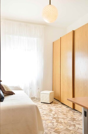 3 chambres, coffre-fort, bureau, fer et planche à repasser