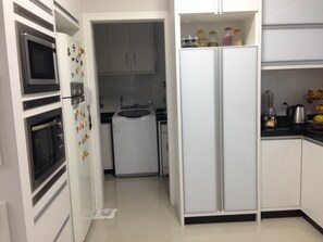 Frigorífico, microondas, horno y placa de cocina