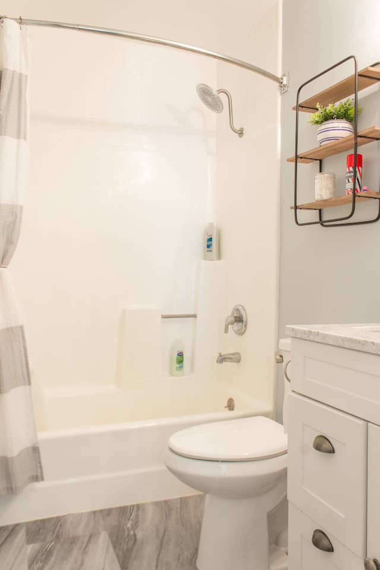 Ensemble douche/baignoire, sèche-cheveux