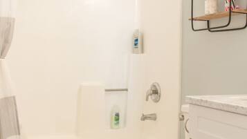 Ensemble douche/baignoire, sèche-cheveux