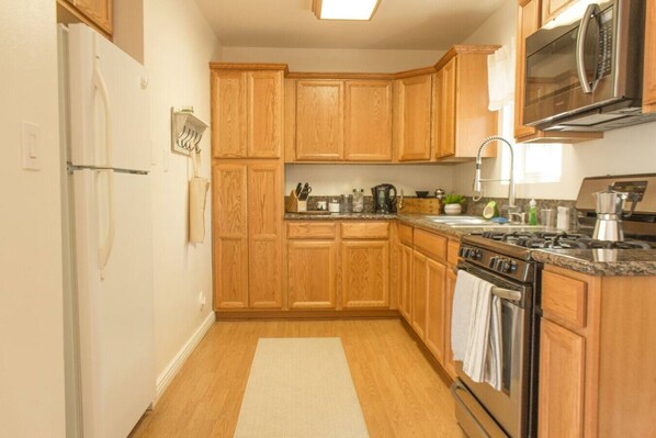 Refrigerador, microondas, horno y parrilla de estufa 