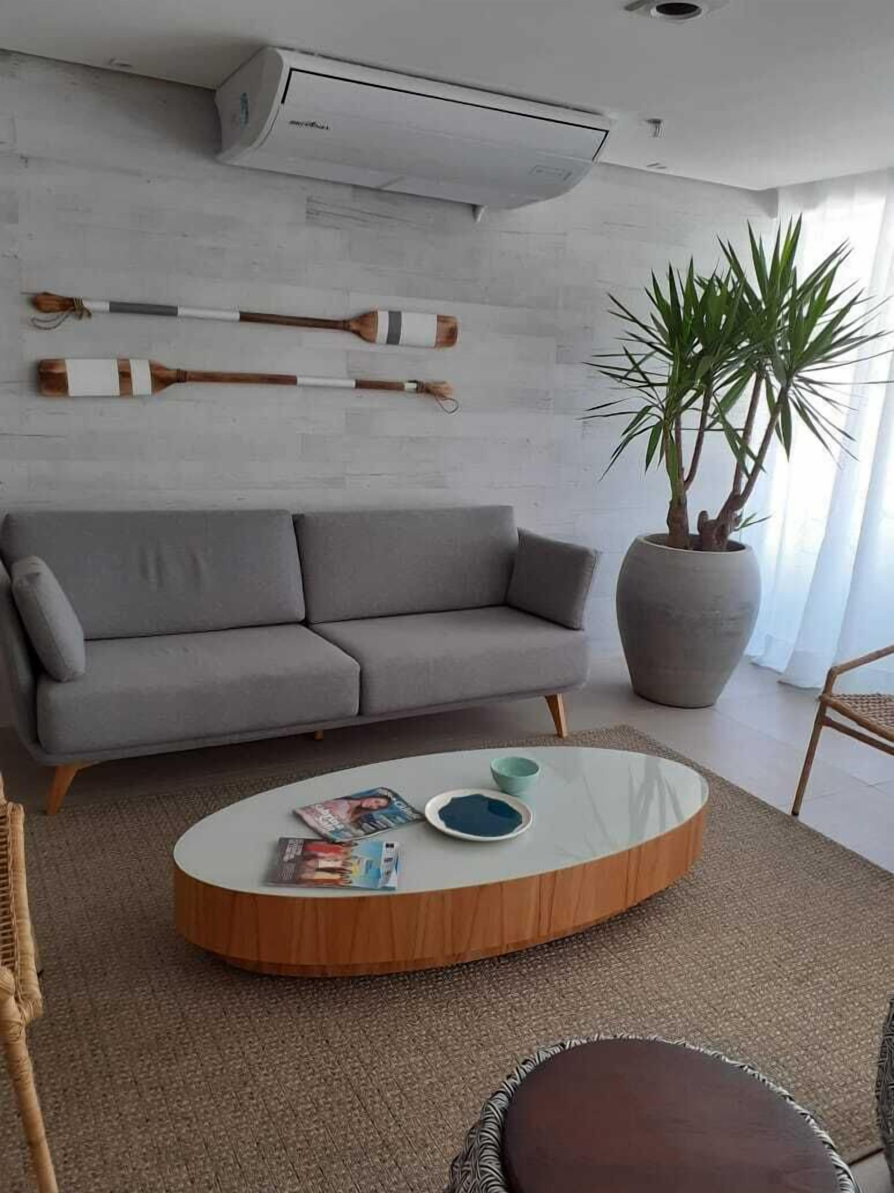 GORGEOUS FLAT ON THE PASS !!!