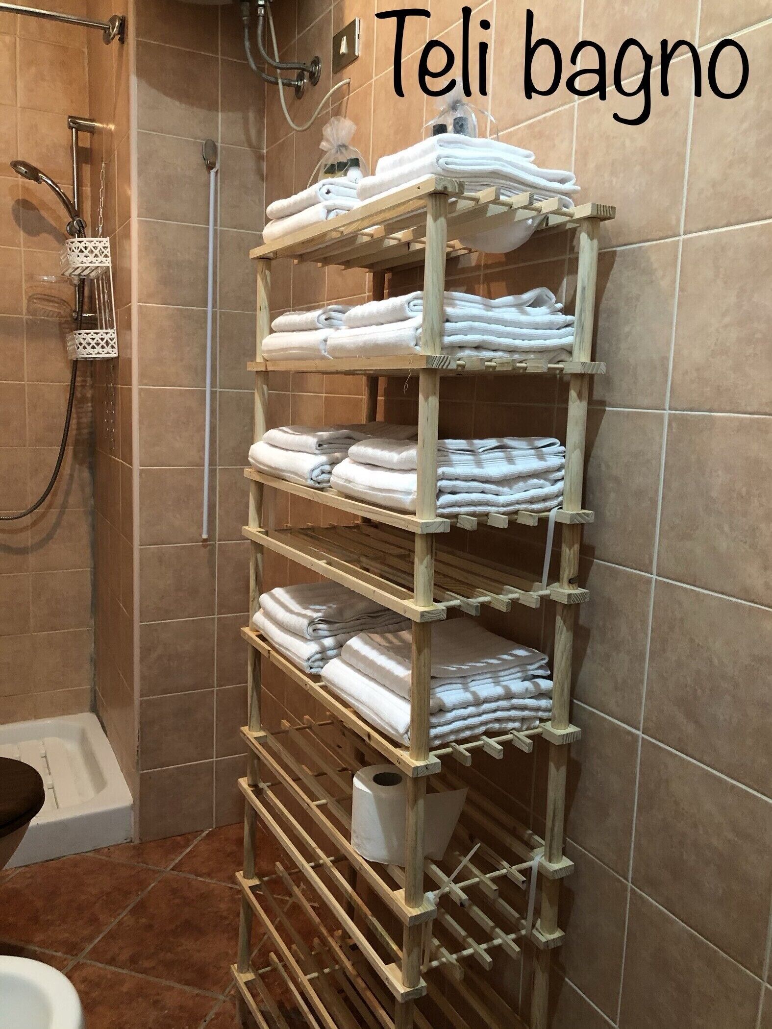 Douche, sèche-cheveux, bidet, serviettes fournies