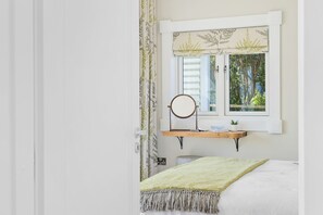 1 chambre, bureau, fer et planche à repasser, accès Internet