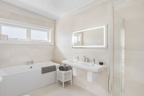 Baignoire, sèche-cheveux, peignoirs