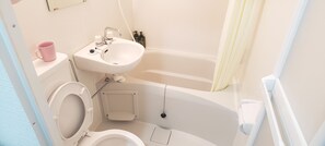 Un baño con inodoro, lavabo y bañera.