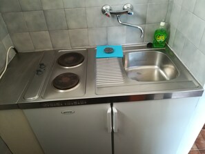Fridge, microwave, coffee/tea maker, electric kettle - Studio apartment MARIALBA (Dubrovnik)