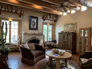 Smart TV, fireplace, video games, books - Single level large family home in the heart of SF. (Santa Fe)