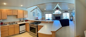 ثلاجة، ميكروويف، فرن، موقد طهي مسطح