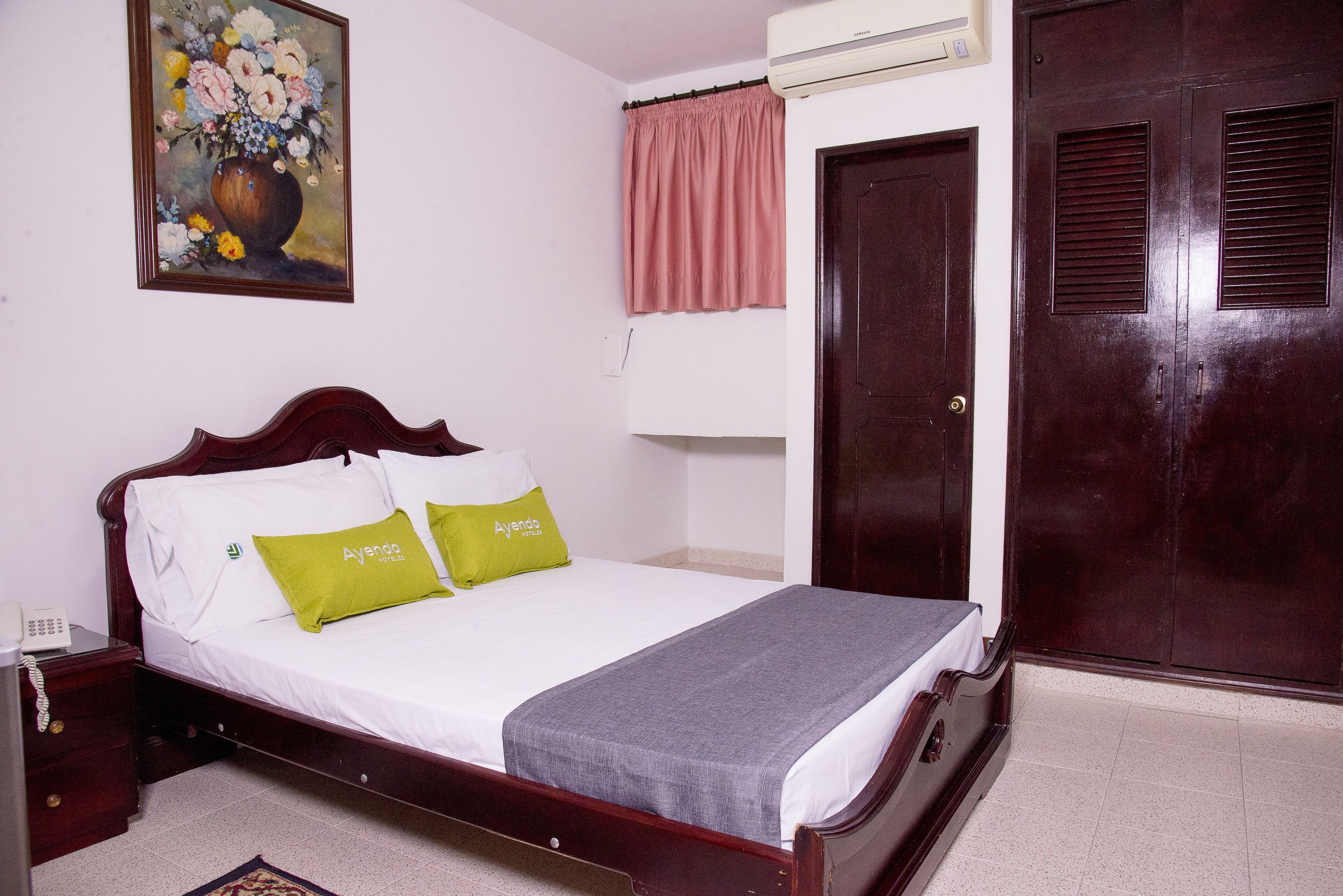 Hypo-allergenic bedding, free WiFi, bed sheets