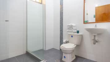 Standard Triple Room | Bathroom | Shower, towels, soap, shampoo
