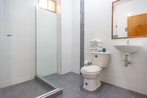 Chambre triple Standard | Salle de bain | Douche, serviettes fournies, savon, shampooing