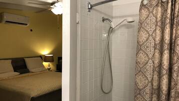 Combined shower/tub, towels, soap, toilet paper
